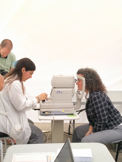 DMV3 La regidora Montserrat Caupena es revisa la vista a l'autorefractor.