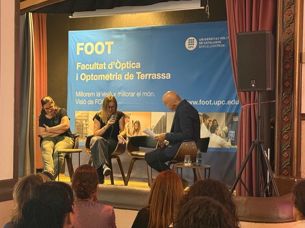 jornada3_ponencia1 Primera taula rodona formada per la òptica optometrista Mercè Sabaté i la oftalmòloga Laia Pascual.
