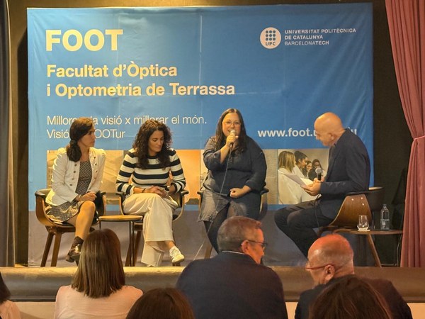 jornada4_ponencia2 Segona taula rodona formada per la Infermera Rosa Álvarez, per la terapeuta ocupacional Carlota Costas i la òptica optometrista Anna Díaz.